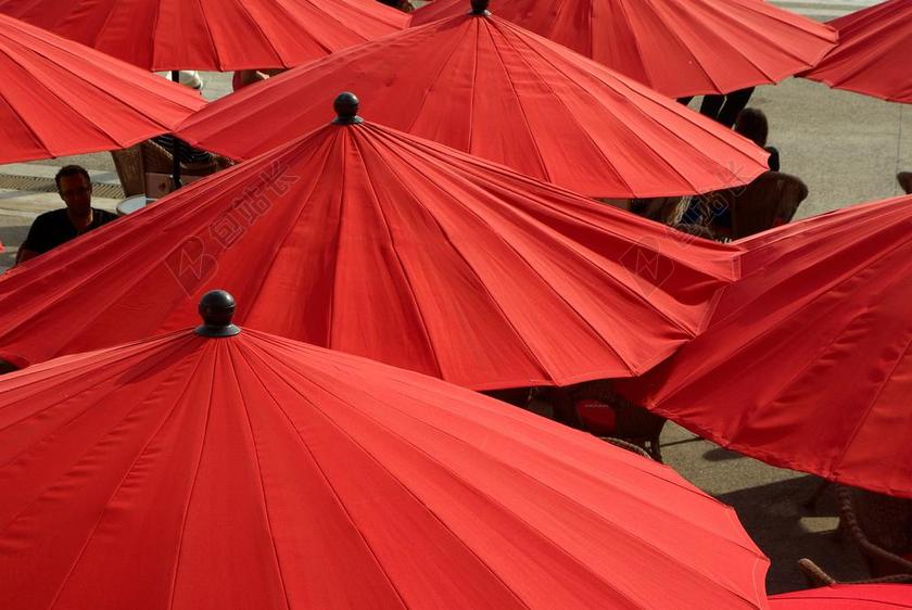 红色广告唯美古典户外休息伞顶宣传背景图片