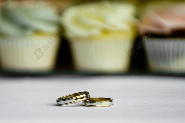 金色物品特写金色的戒指背景图片