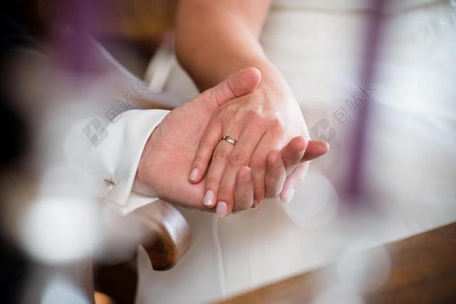 婚庆浪漫唯美新人甜蜜牵手宣传背景图片