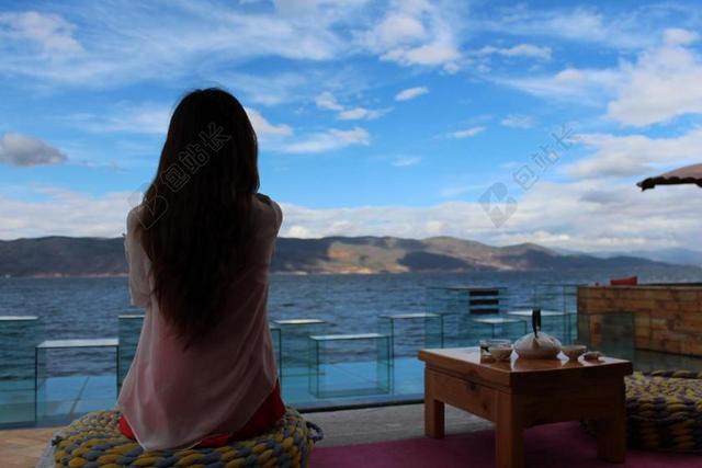 旅游悠闲清新脱俗女子享受海边美景宣传背景图片