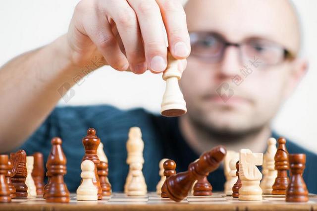 人物下国际象棋的男人背景图片