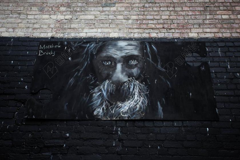 广告墙上黑色的海报背景图片