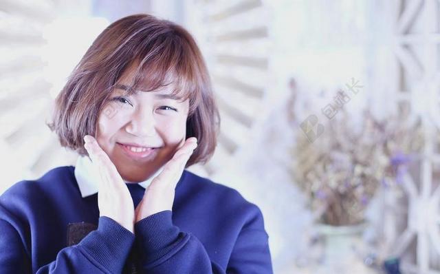 发型 工作室 女 女人 面对 微笑 在脸上的手 亚洲