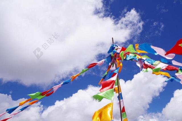 蓝天白云彩色条幅随风飘扬背景图片