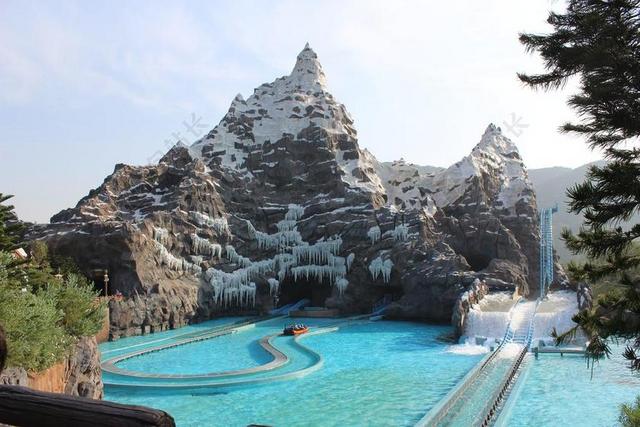 旅游自然休闲水上乐园背靠雪山宣传背景图片