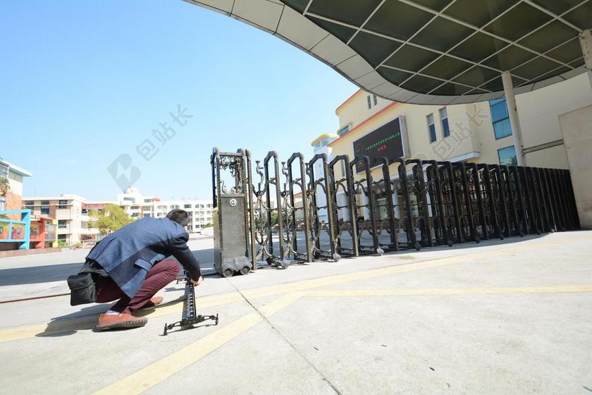 摄像写实男子修理大门宣传背景图片