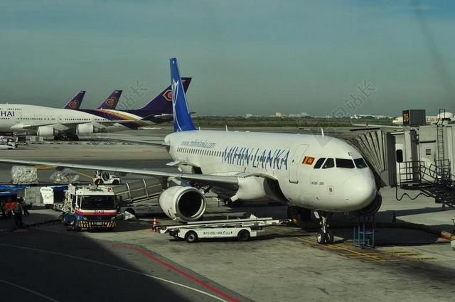 航空现代科技飞机停留在机场宣传背景图片