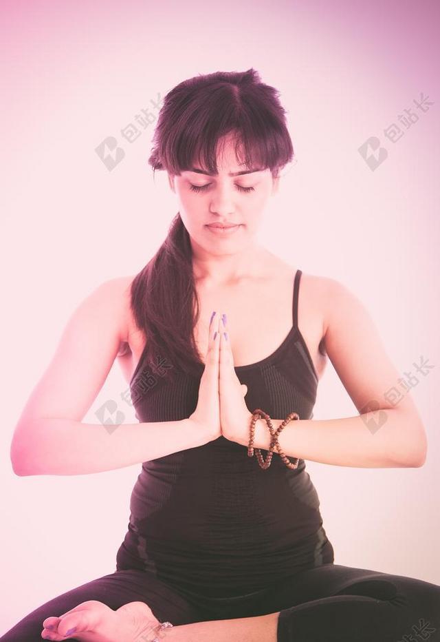 体育休闲修身女子双手合十静坐宣传背景图片