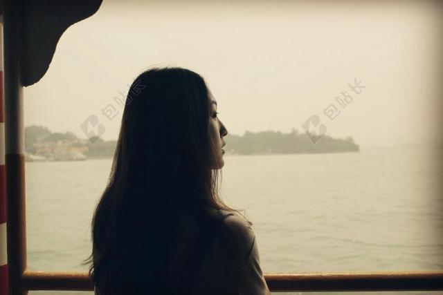 摄影文艺孤独女子望向窗外海面宣传背景图片