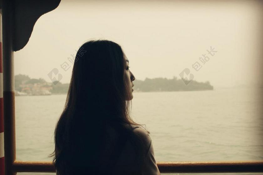 摄影文艺孤独女子望向窗外海面宣传背景图片