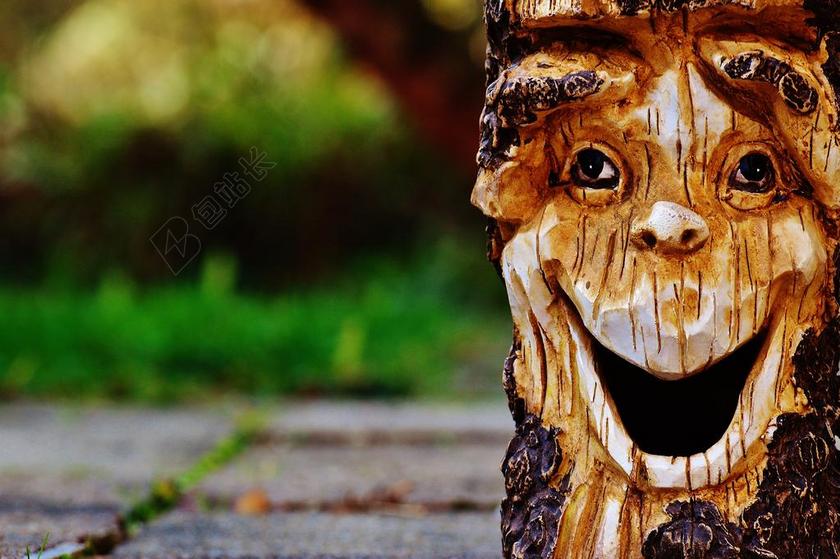 雕像滑稽利益脸谱木雕宣传背景图片