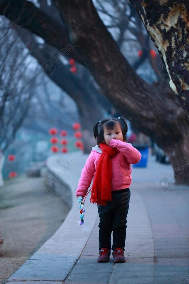 广告可爱喜庆小女孩过春节宣传背景图片