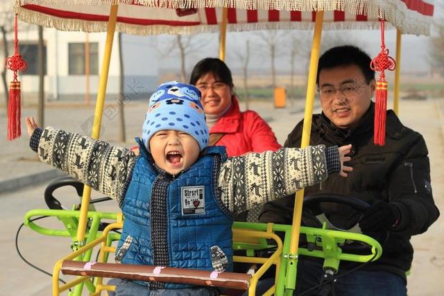 中国三人家庭骑车旅行愉快场景背景图片