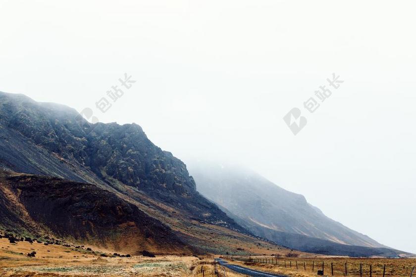 山坡上 路 街 谷 急倾斜 边坡 山 景观 有雾 朦胧