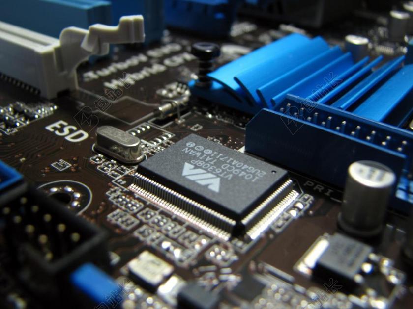 数码黑色的电脑主板背景图片