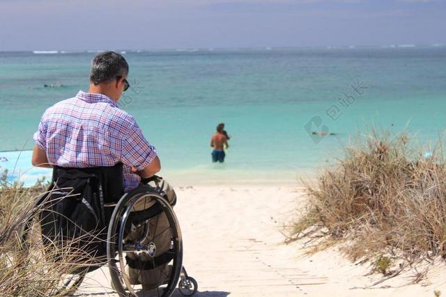 旅游海滩轮椅男子背景图片