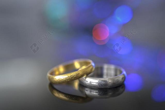 婚礼金色和银色的戒指背景图片