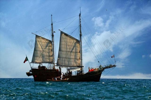 海上清新海盗船航行背景图片
