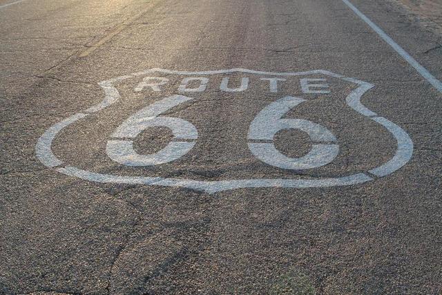 交通马路上的道路路标背景图片
