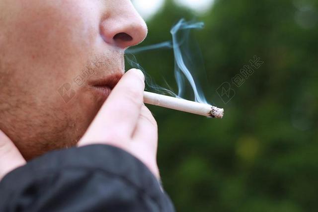 清新手拿香烟的男子背景图片