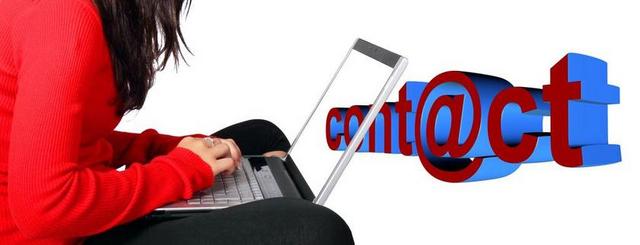 办公用电脑的红衣女人背景图片