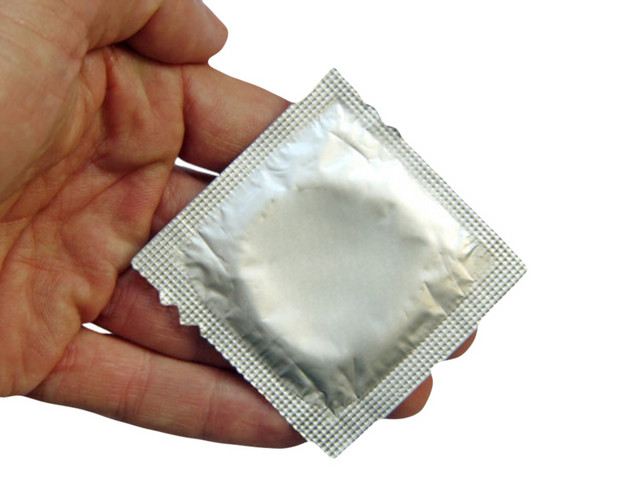 银色性保健品没开的避孕套橡胶制品实物