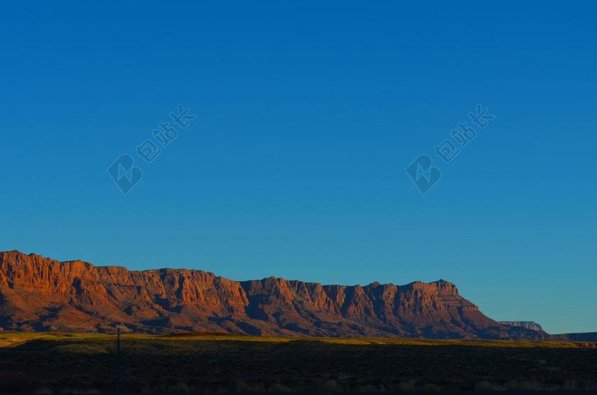 自然蓝色的天空和山丘背景图片