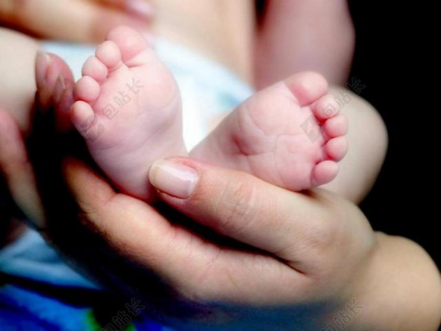 新生婴儿光滑小脚丫背景图片