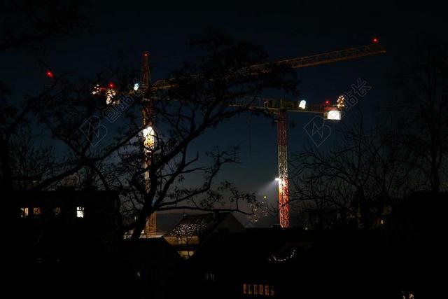 网站 建设工作 在晚上 夜间施工现场 起重机 照亮 黑