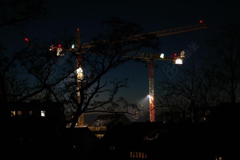 网站 建设工作 在晚上 夜间施工现场 起重机 照亮 黑