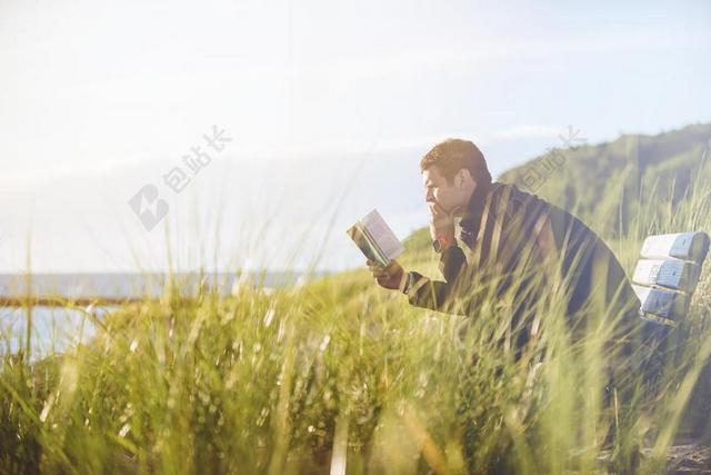 人物清晨长凳上阅读的男人背景图片