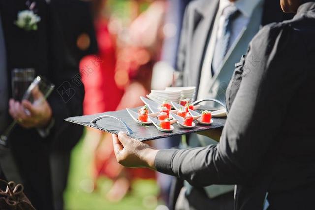 婚礼婚礼上的侍者和背景图片