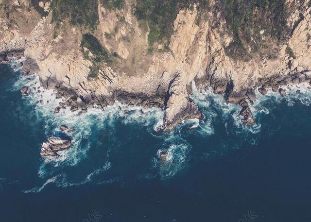 空中的视图 悬崖 空气 海 水 蓝色 景观 海岸线 海洋
