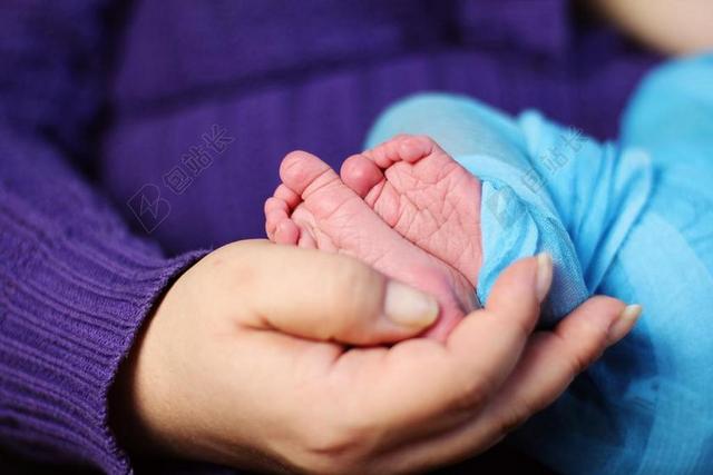 婴儿脚 保持 父母 受保护 可爱 手 甜 婴儿 孩子的脚下