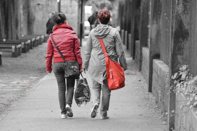 人物街头散步的女人背景图片