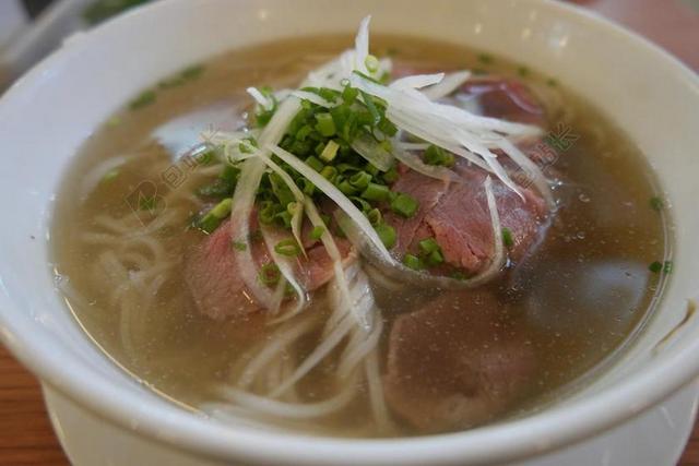 餐饮唯美牛肉汤面背景图片