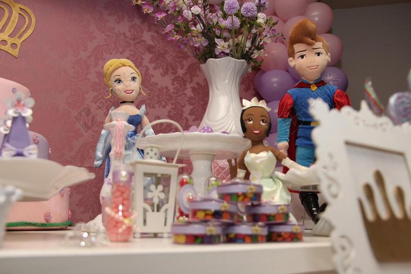 桌上的儿童玩具背景图片