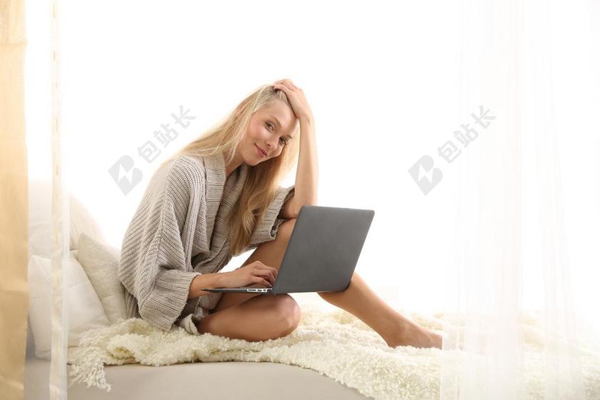 金发女子灰色睡衣电脑办公背景图片