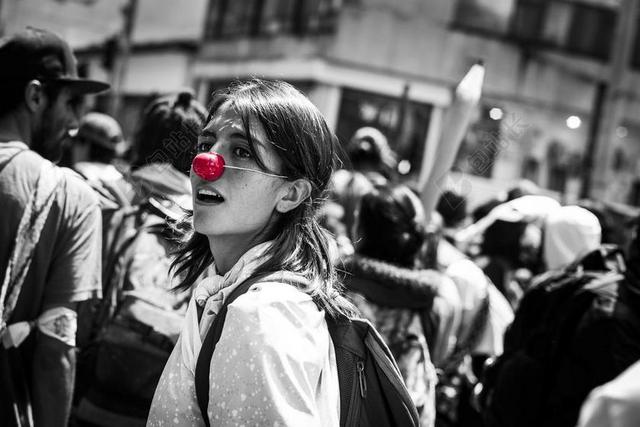 人物戴红色鼻子的女人背景图片