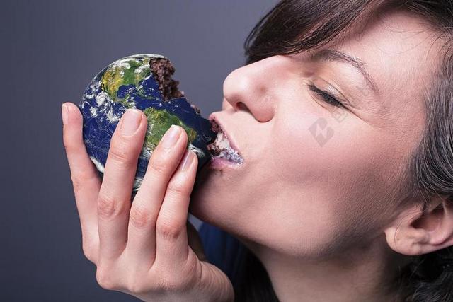 蔡锷设计奇幻女人吃地球图案背景图片