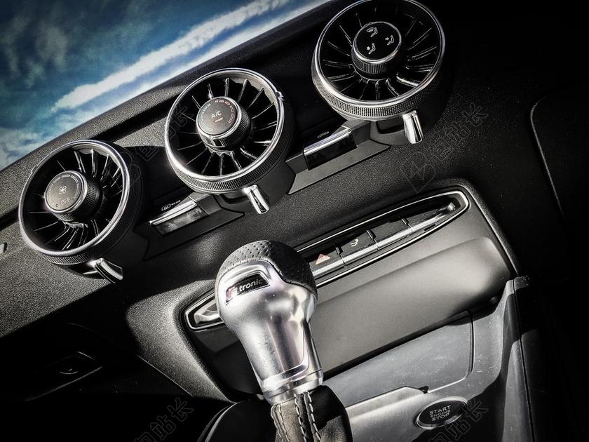 奥迪汽车内饰仪表板背景图片