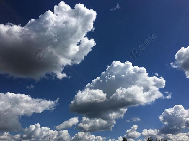 自然蓝天上的白色云团背景图片