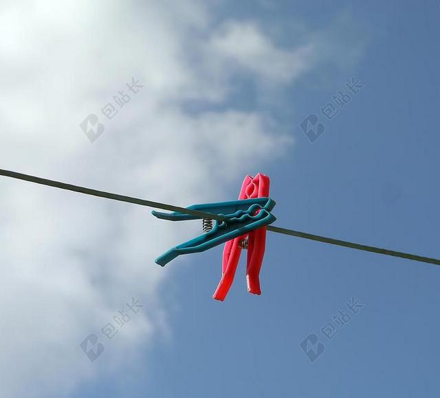 晒衣绳 洗衣 CLOTHESPINS 衣服 线 天空 蓝色 白