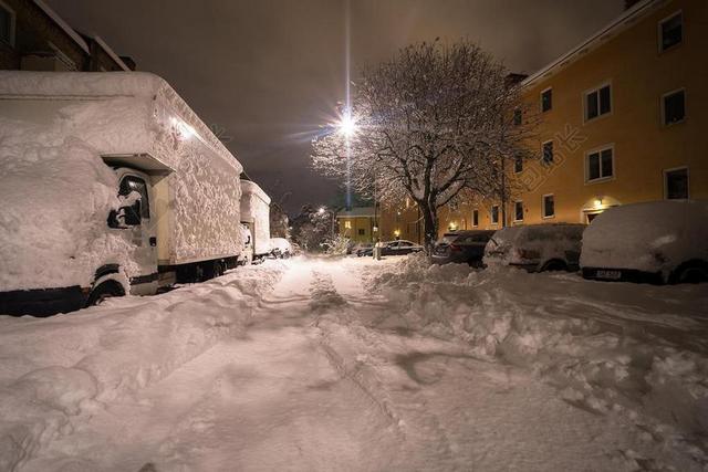 自然冬天街道上的积雪背景图片
