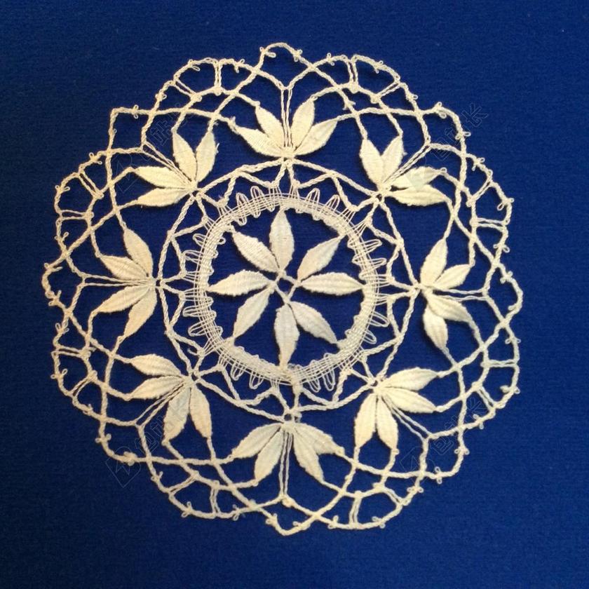 当代的花边 吕母题 线轴编织花边 白 纱线 针织的面料