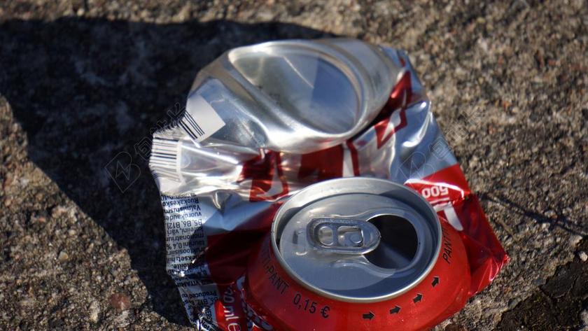 简约碾碎的辣鸡易拉罐背景图片