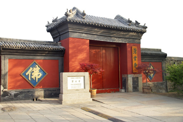 寺庙仿古大红门