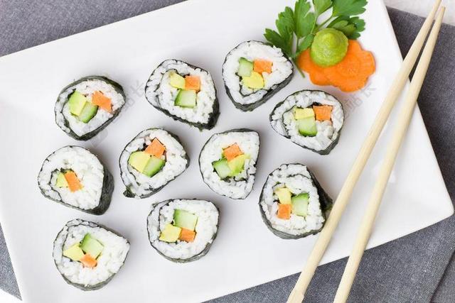 食物盘子上的美味寿司背景图片