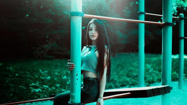 广告时尚紧身牛仔裤女子模特背景图片