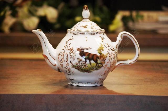 彩色装饰品手绘精美茶壶放在桌上背景图片